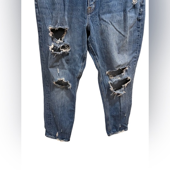 Abercrombie & Fitch Curve Love High Rise Mom
Jeans Medium Wash Distressed - Picture 7 of 8